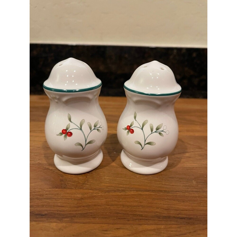 Pfaltzgraff Winterberry Salt & Pepper Shaker Set